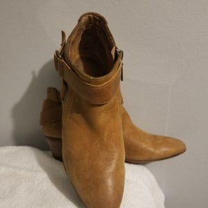 Clarks Size 9 Ankle Boot